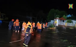 Công an Vĩnh Phúc cứu ba người mắc kẹt trong bão lũ