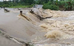 Hai cây cầu ở Tuyên Quang bị lũ cuốn trôi