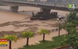 Tìm hướng xử lý hai tàu Trung Quốc trôi trên sông Hồng