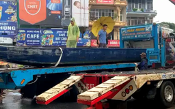Vận chuyển đò chùa Hương chi viện cho bà con vùng lũ