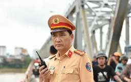 CSGT Hà Nội kịp thời cứu 3 người trên tàu bị lật