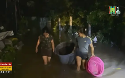 Nước sông Hồng dâng nhanh, người Hà Nội 'chạy ngập' xuyên đêm