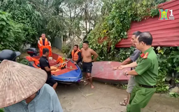Công an Hà Nội căng mình giúp dân trong lũ