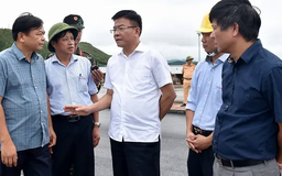 Phó Thủ tướng thị sát tình hình hồ thủy điện Thác Bà