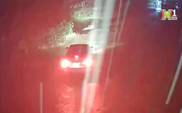 Ô tô bị lũ cuốn khi qua ngầm tràn
