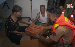 Công an Hà Nội lăn xả giúp dân trong mưa lũ
