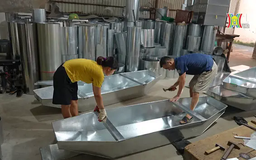 Xóm làm thuyền tất bật mùa nước lũ