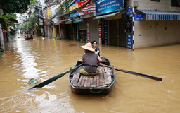 Người dân ven sông Hồng trở về nhà, dọn dẹp sau bão