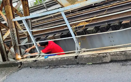 Sửa xong vị trí lan can cầu Long Biên bị bong bật