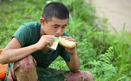 Những chiến sĩ áo xanh dầm mình trong bùn cứu nạn ở Làng Nủ