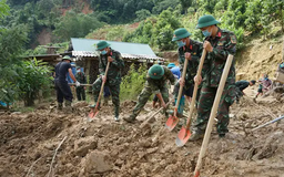 Tạm đình chỉ hai chủ tịch xã né trách nhiệm phòng chống bão lũ
