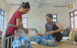 Huyện Quốc Oai hỗ trợ người dân tránh lũ an toàn