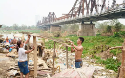 Người dân xóm trọ ven sông Hồng trở về nhà