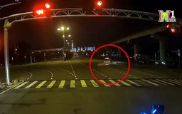 Ô tô 16 chỗ vượt đèn đỏ gây tai nạn