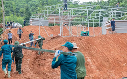Bàn giao 25 căn nhà tạm cho người dân thôn Làng Nủ