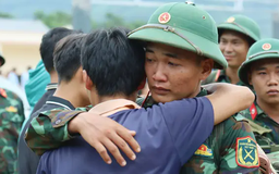 Người dân bật khóc tiễn các anh bộ đội rời Làng Nủ