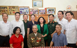 Bí thư Thành ủy Hà Nội tặng quà tri ân gia đình chính sách