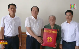 Trưởng Ban Tuyên giáo Thành ủy thăm, tặng quà người có công