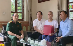 Trưởng Ban Tuyên giáo Thành ủy thăm, tặng quà người có công