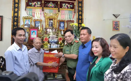 Giám đốc Công an Hà Nội thăm, tặng quà cựu chiến binh