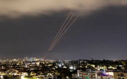 Người dân ghi lại khoảnh khắc Iran phóng tên lửa vào Israel