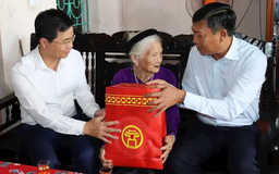 Lãnh đạo Hà Nội thăm, tặng quà người có công tiêu biểu