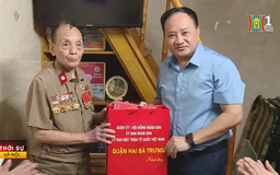 Tặng quà thương binh tham gia giải phóng Thủ đô
