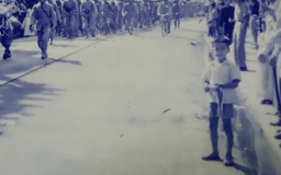 Cậu bé trong bức ảnh đón bộ đội ngày 10/10/1954