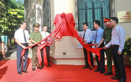 Gắn biển công trình trụ sở Công an quận Hoàn Kiếm