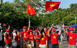 CĐV Việt Nam nhuộm đỏ sân Rajamangala 'tiếp lửa' cho đội tuyển