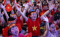 Khoảnh khắc CĐV vỡ òa với bàn mở tỷ số của Tuấn Hải