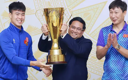 Thủ tướng trao thưởng cho đội tuyển Việt Nam