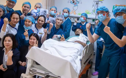 Xuân Son đã có thể di chuyển bằng nạng
