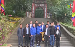 Đội tuyển Việt Nam dâng hương báo công tại Đền Hùng