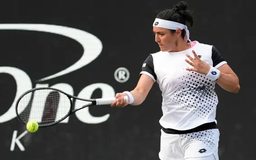 Bất ngờ tại vòng 1 giải quần vợt Adelaide International
