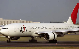 Máy bay hãng Japan Airlines bị nổ lốp khi hạ cánh