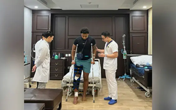 Nguyễn Xuân Son đã tập đi bằng nạng sau ca phẫu thuật