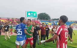 Cầu thủ Indonesia đuổi đánh trọng tài