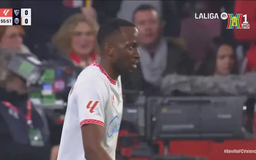 Valencia 'đánh rơi' chiến thắng đáng tiếc