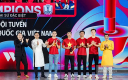 Tuyển Việt Nam được vinh danh, Xuân Son gây sốt khi hát quốc ca