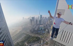 Người băng qua hai tòa tháp Dubai trên dây