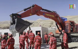 Trung Quốc xây nhà di dộng cho người dân sau động đất