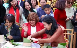 Phu nhân Tổng Bí thư và các nữ đại sứ trổ tài gói bánh chưng