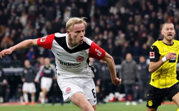 Frankfurt áp sát nhóm đầu Bundesliga