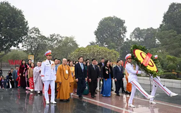 Đại biểu kiều bào viếng Chủ tịch Hồ Chí Minh
