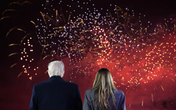 Ông Trump xem pháo hoa ăn mừng trước ngày nhậm chức
