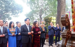 Chủ tịch nước cùng đại biểu kiều bào dâng hương tại Hoàng Thành Thăng Long