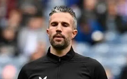 Huấn luyện viên Van Persie nguy cơ bị sa thải