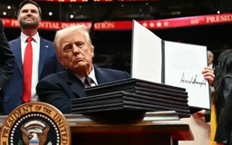 Tổng thống Donald Trump chấm dứt sắc lệnh xe điện