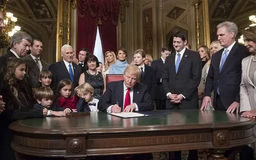 Ngày đầu bận rộn của Tổng thống Mỹ Donald Trump